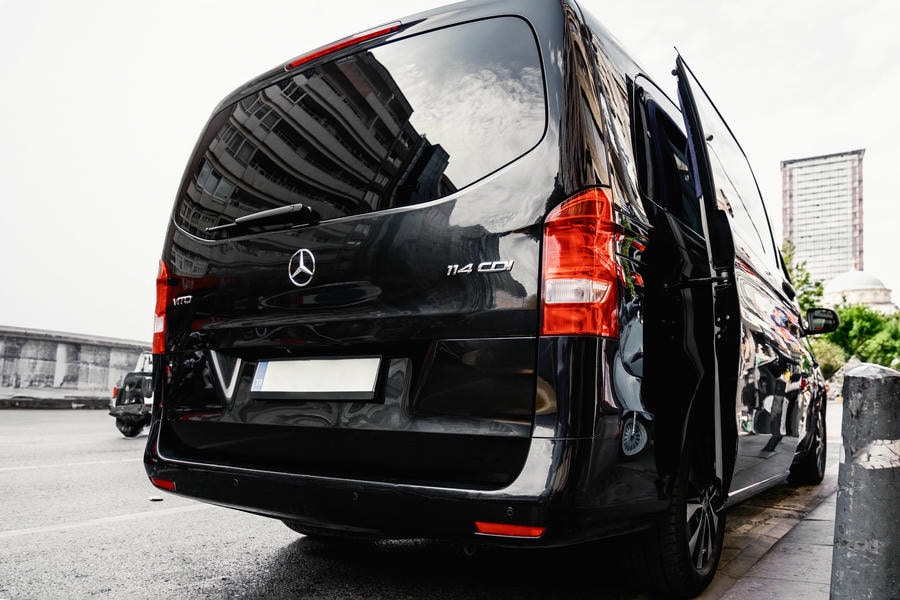 Siyah lüks minibüs grup transferi